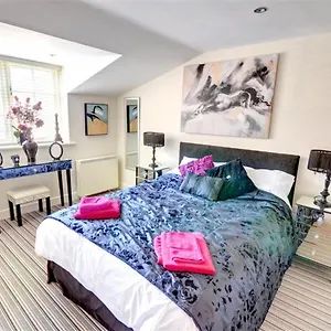  Apartment Hotties House - Two-bed Cottage, Dog-friendly & Off-street Parking - United Kingdom